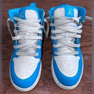 Nike Air Jordan 1 Mid Kids High-Top Sneakers in White and blue color
